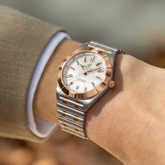u77310101a2u1-chronomat-32-on-wrist